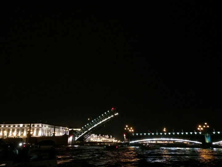 Nevan sillat aukaistaan joka yö kaksi kertaa, jotta kaupunkiin saadaan oljyä. Siltojen aukaisu on paikallinen nähtävyys, joka parhaimmillaan lautalta katsottuna. 